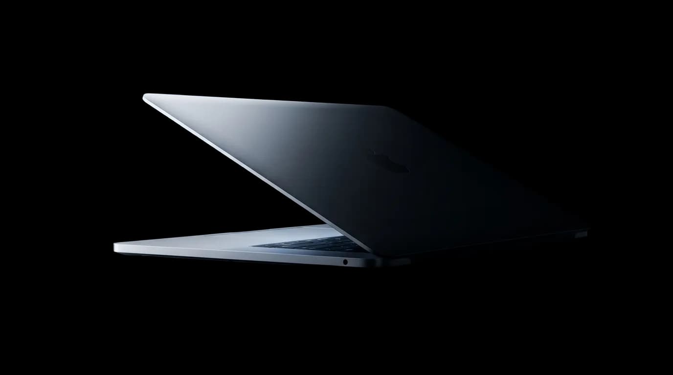 Pootevřený MacBook ve tmě
